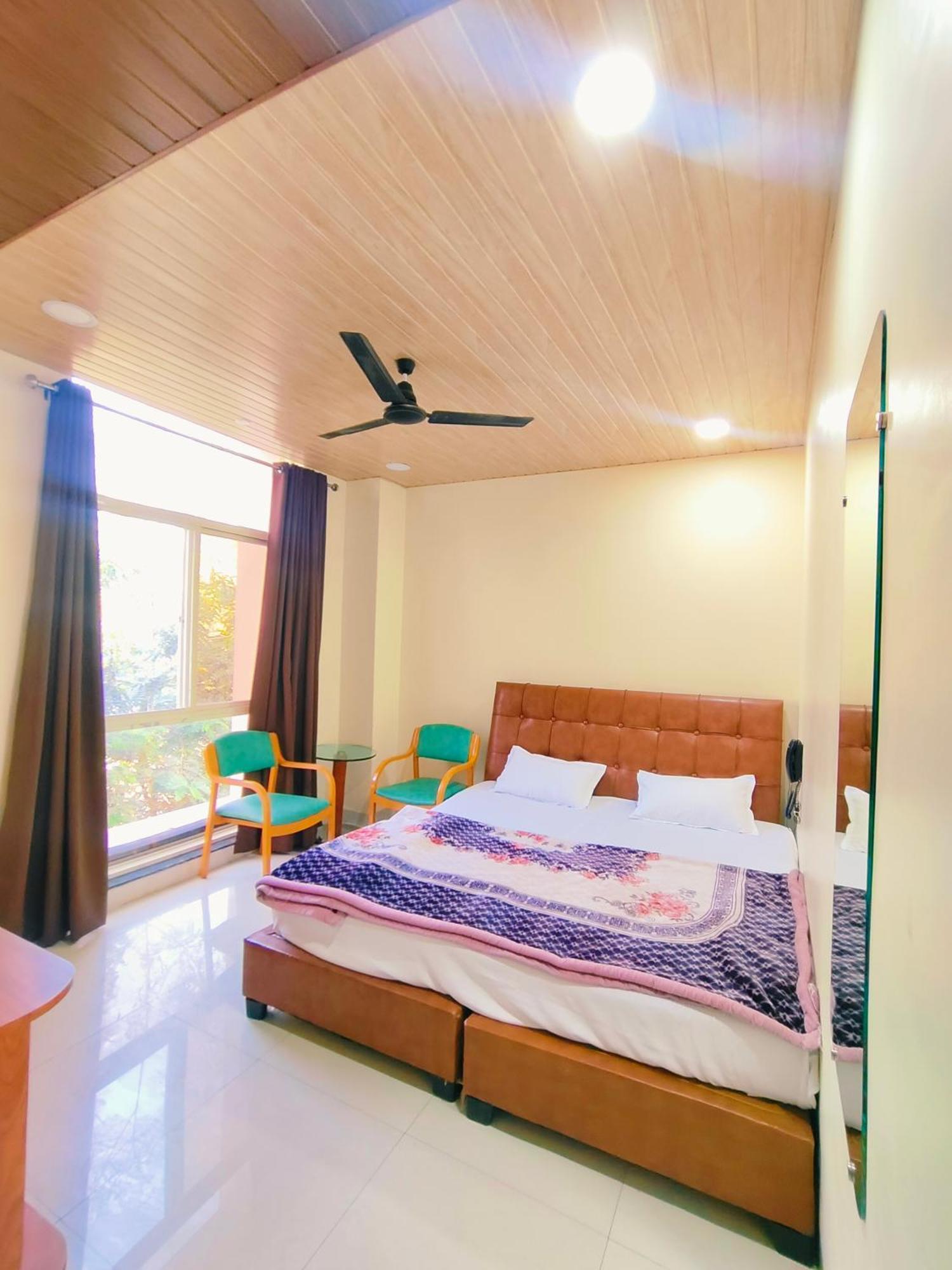 Shri Shiv Ganga Bhakt Niwas Hotell Ujjain Exteriör bild