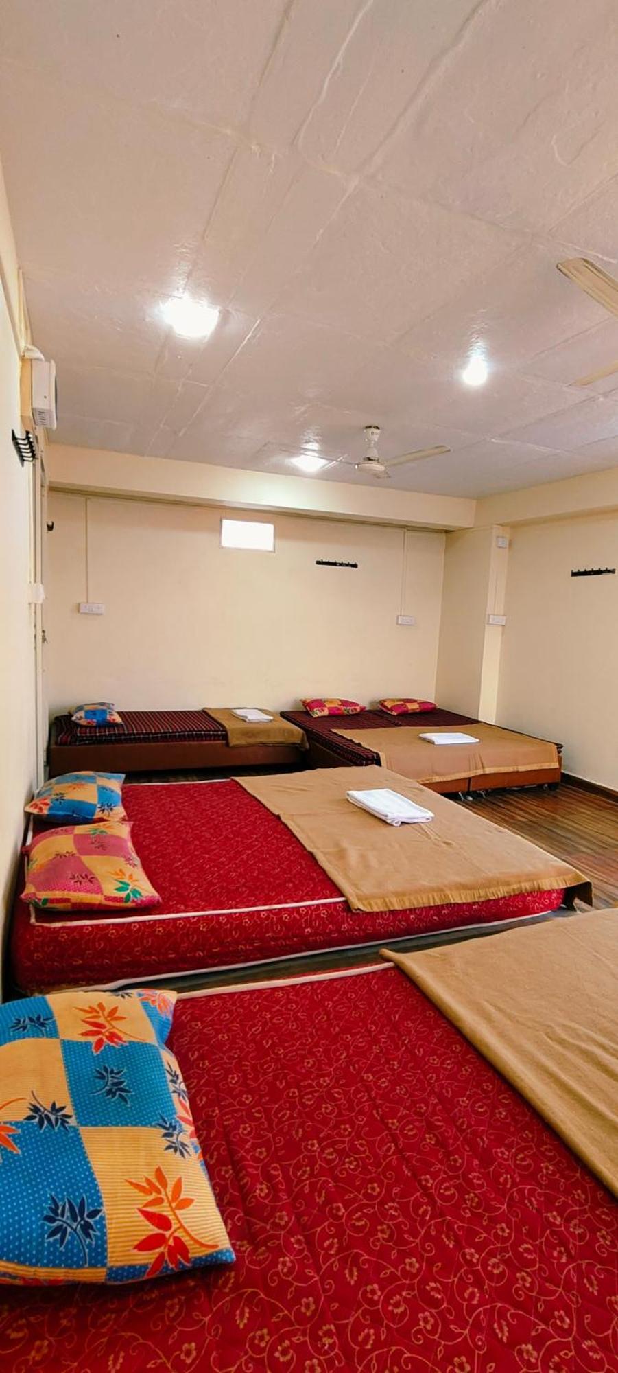 Shri Shiv Ganga Bhakt Niwas Hotell Ujjain Exteriör bild