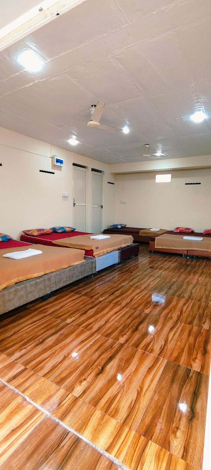Shri Shiv Ganga Bhakt Niwas Hotell Ujjain Exteriör bild