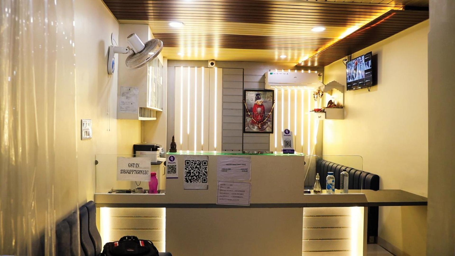 Shri Shiv Ganga Bhakt Niwas Hotell Ujjain Exteriör bild