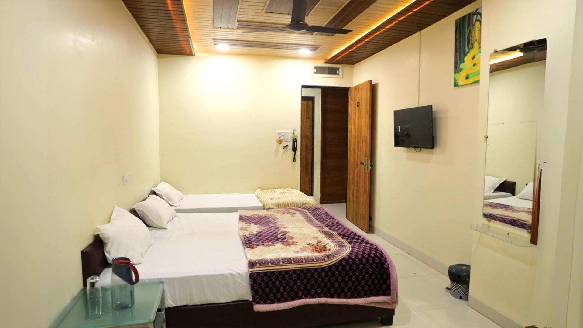 Shri Shiv Ganga Bhakt Niwas Hotell Ujjain Exteriör bild