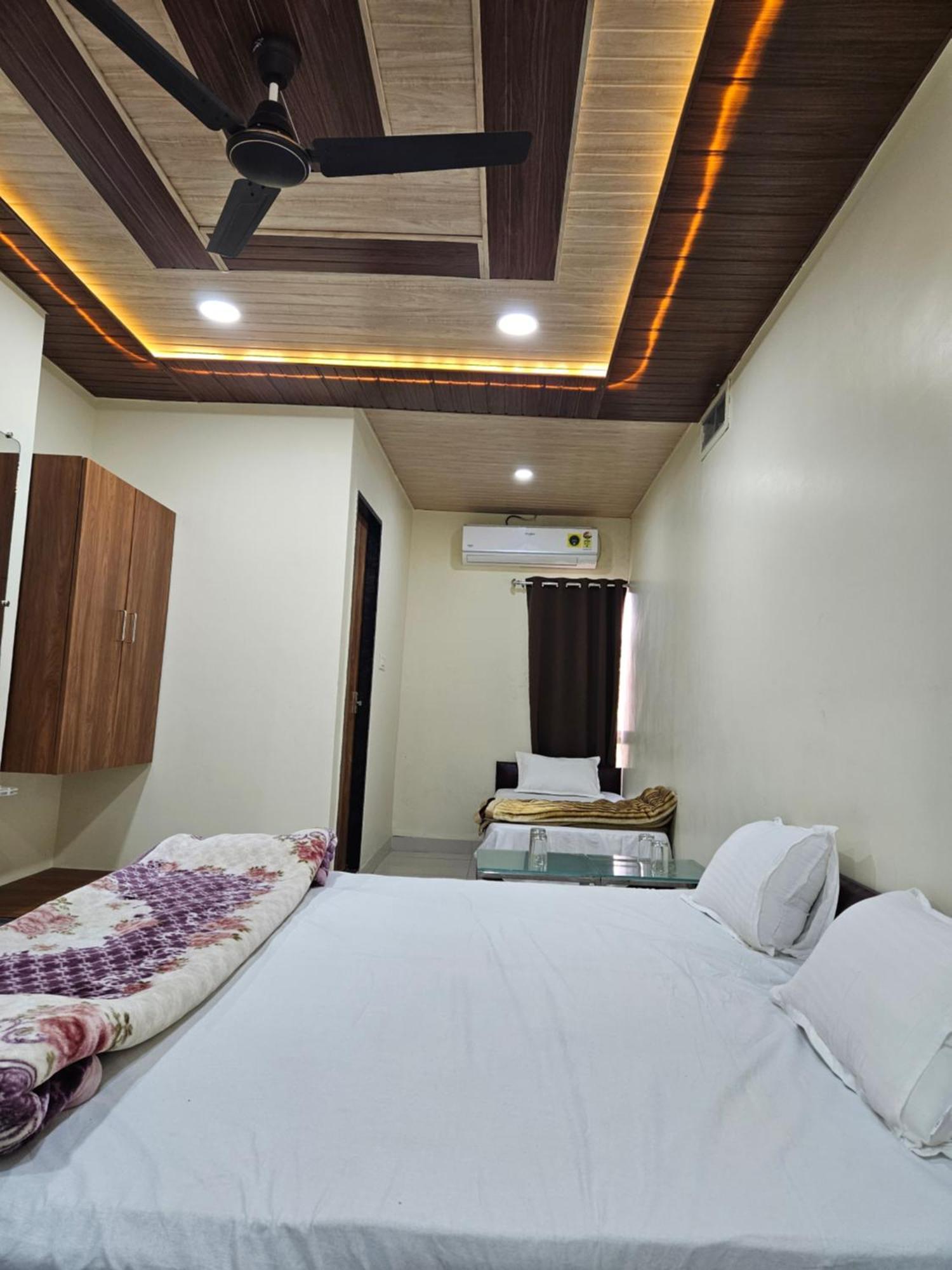Shri Shiv Ganga Bhakt Niwas Hotell Ujjain Exteriör bild