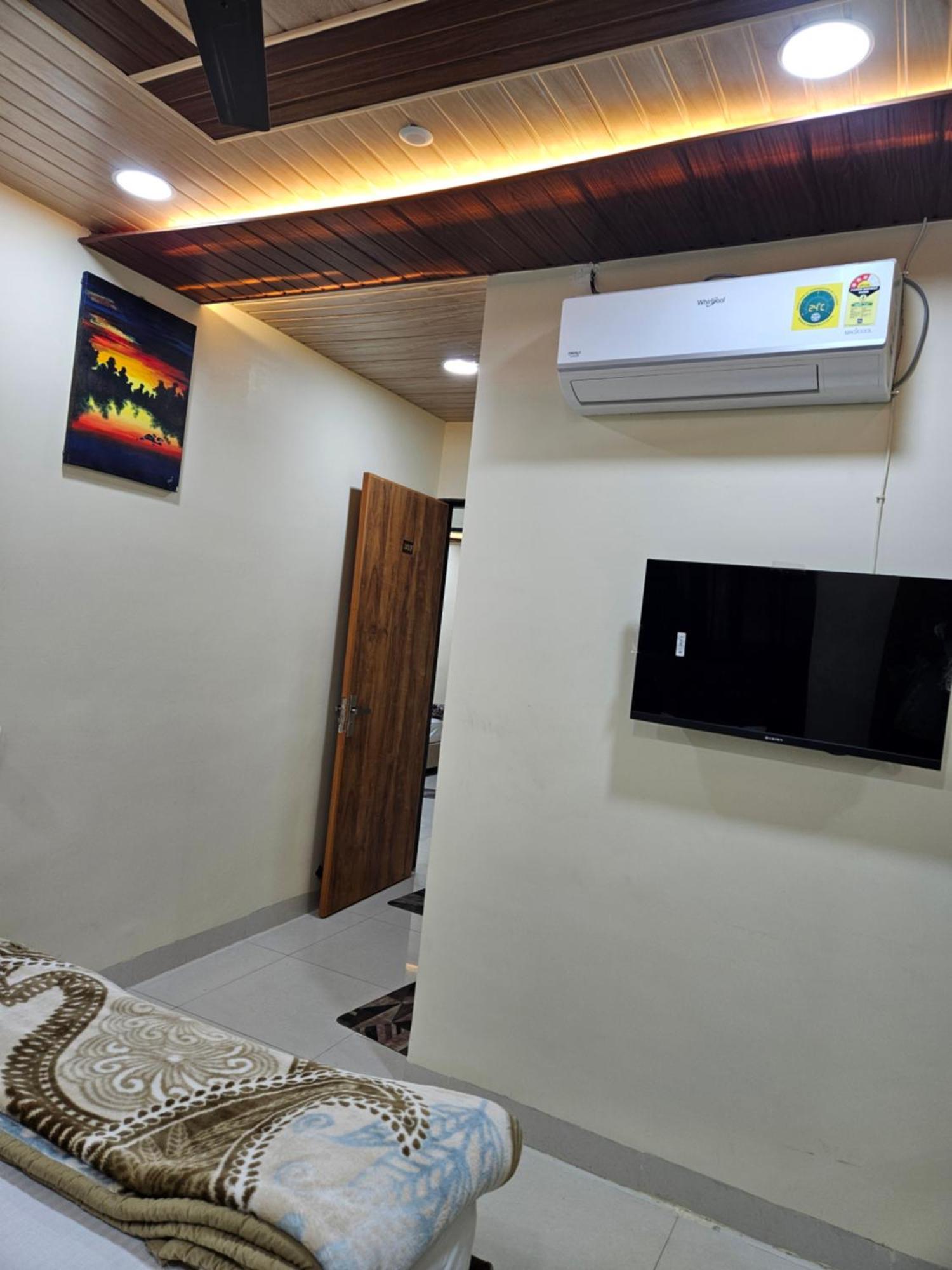 Shri Shiv Ganga Bhakt Niwas Hotell Ujjain Exteriör bild