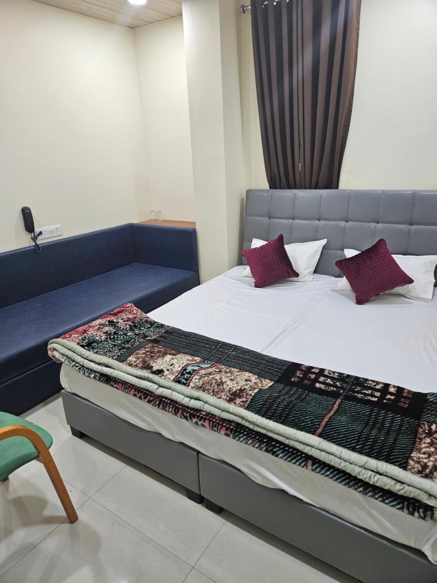 Shri Shiv Ganga Bhakt Niwas Hotell Ujjain Exteriör bild