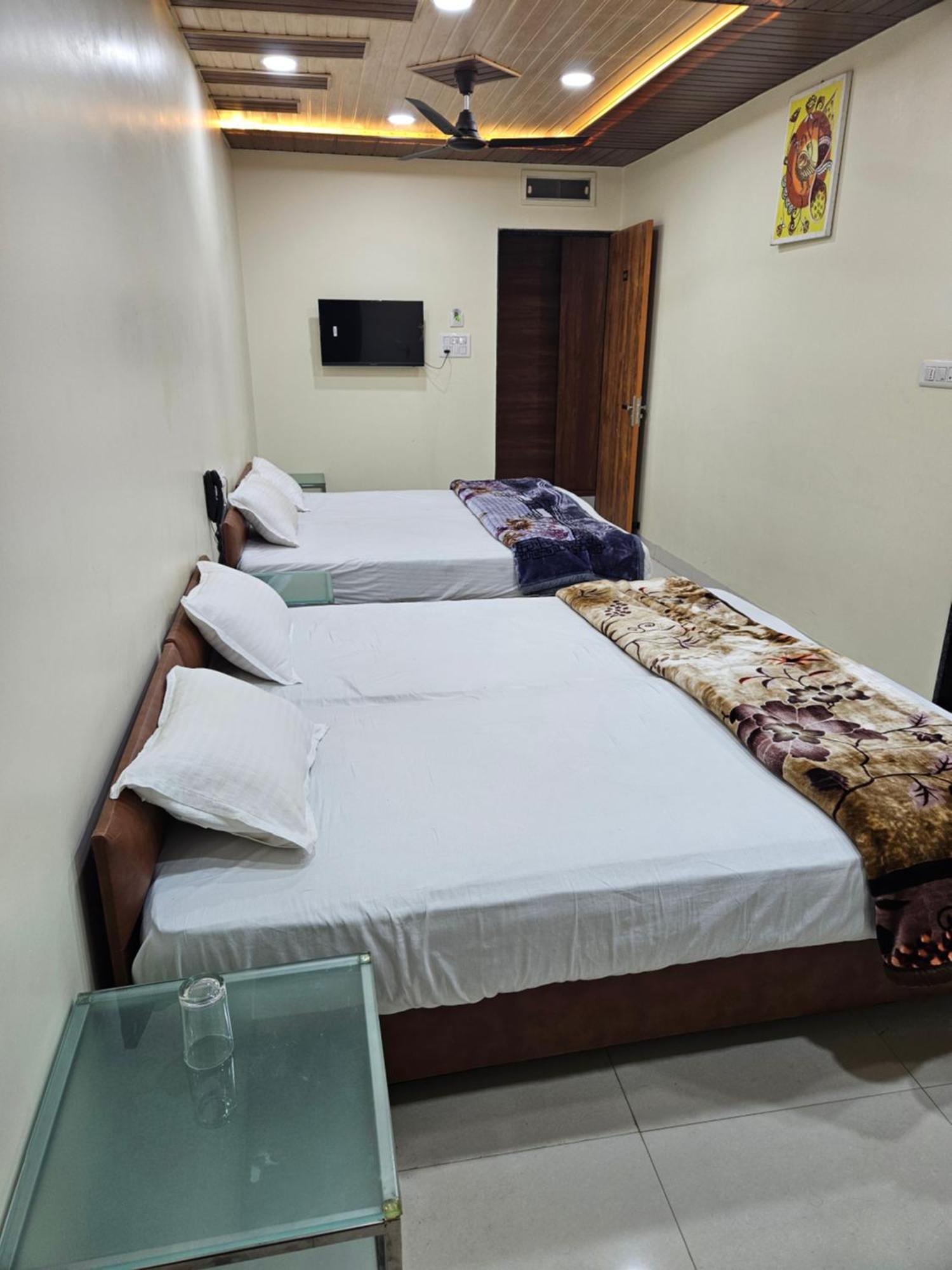 Shri Shiv Ganga Bhakt Niwas Hotell Ujjain Exteriör bild