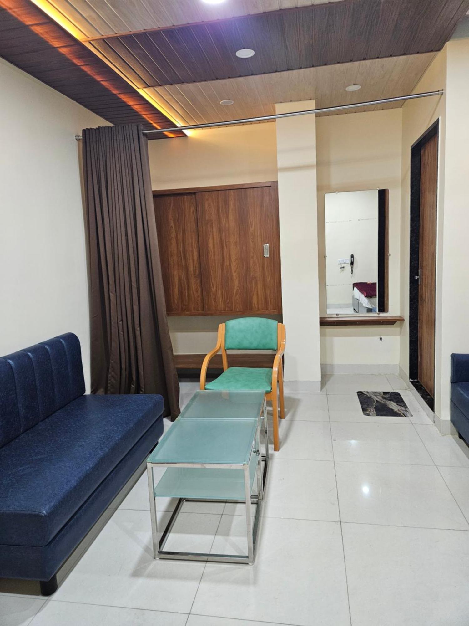 Shri Shiv Ganga Bhakt Niwas Hotell Ujjain Exteriör bild