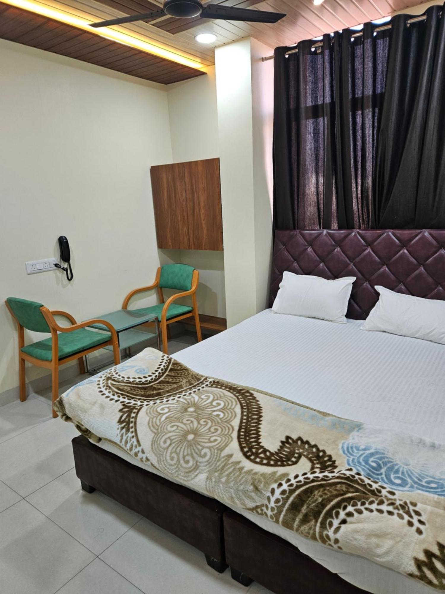 Shri Shiv Ganga Bhakt Niwas Hotell Ujjain Exteriör bild
