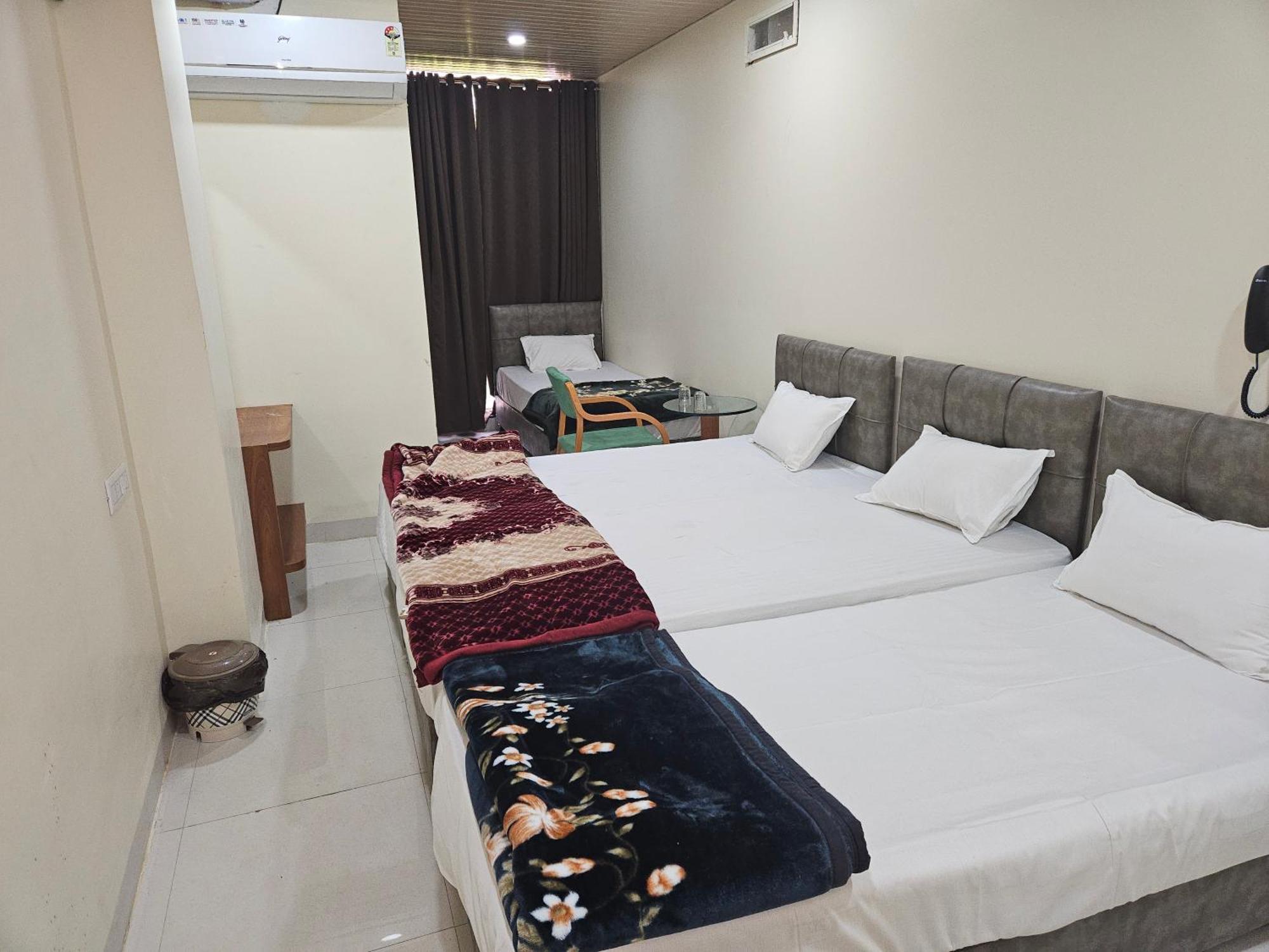 Shri Shiv Ganga Bhakt Niwas Hotell Ujjain Exteriör bild