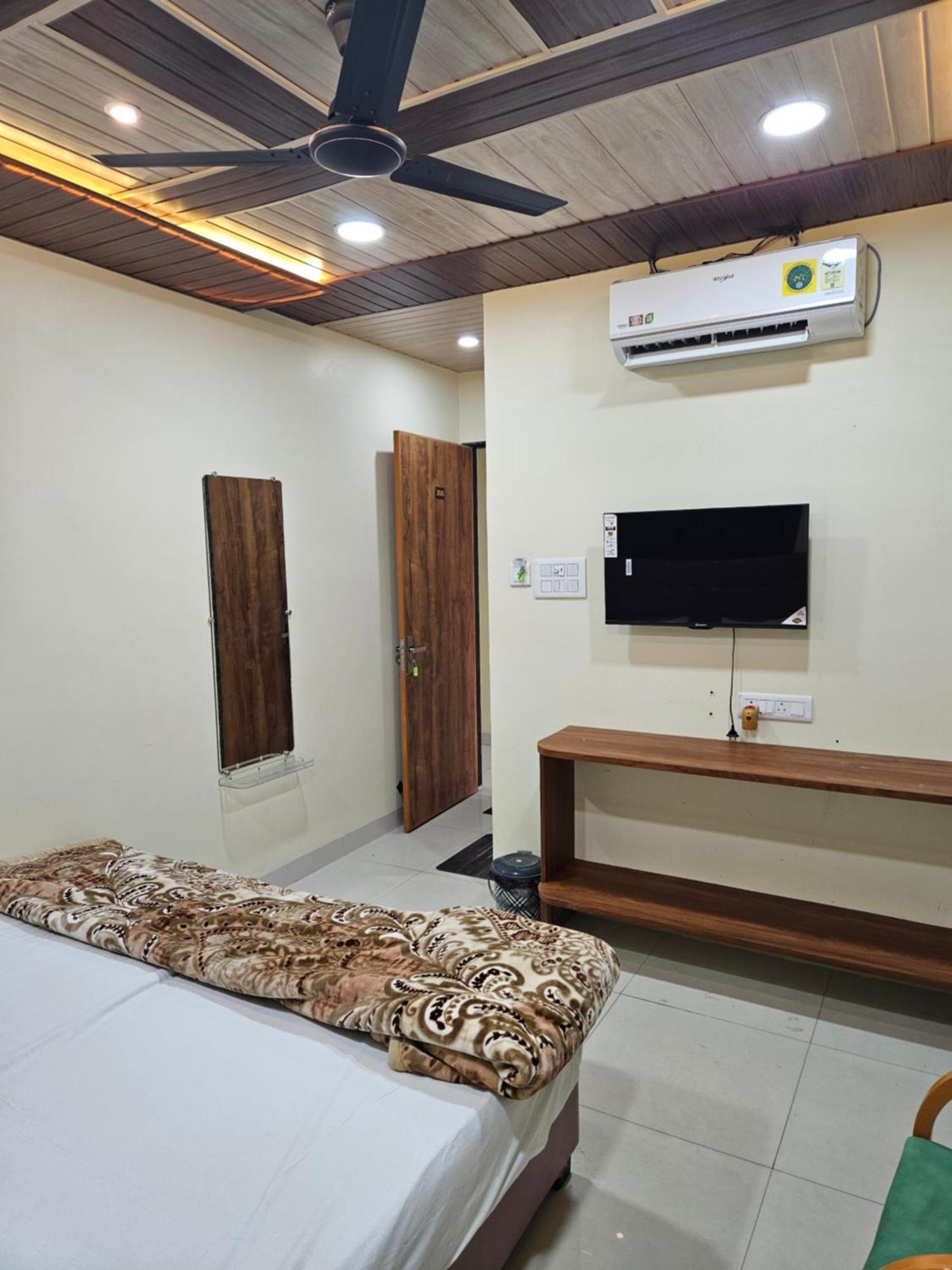Shri Shiv Ganga Bhakt Niwas Hotell Ujjain Exteriör bild
