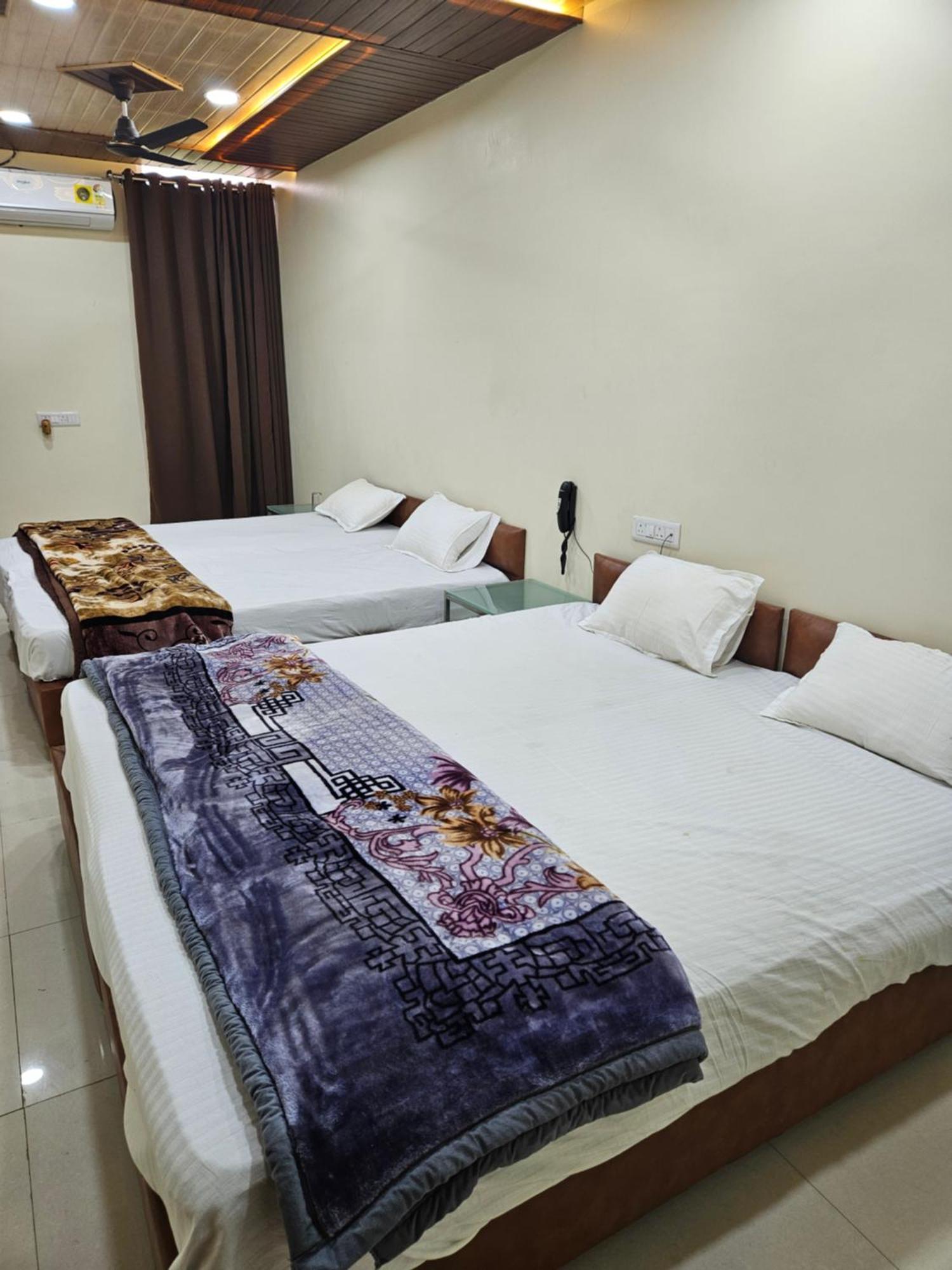 Shri Shiv Ganga Bhakt Niwas Hotell Ujjain Exteriör bild