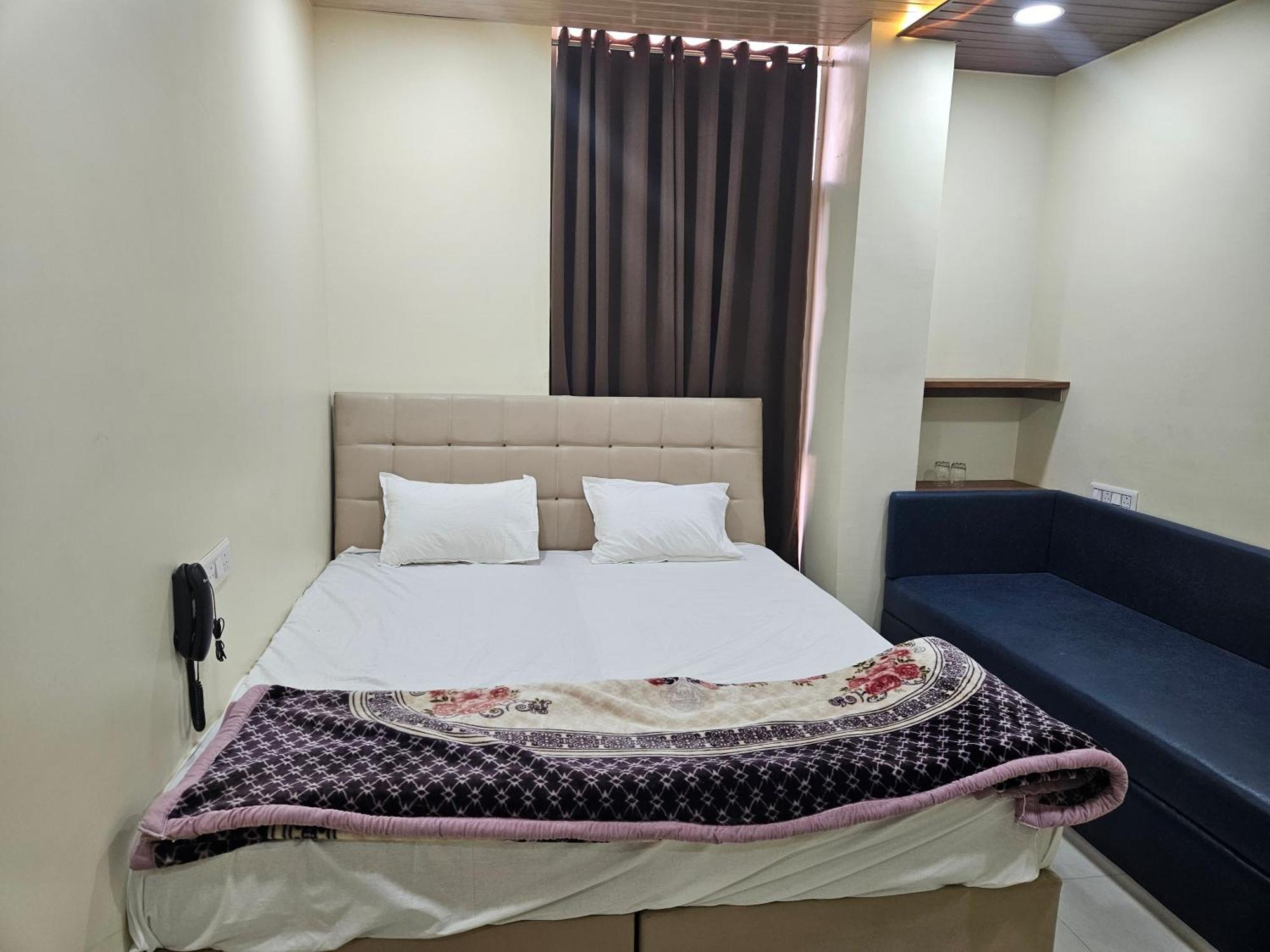 Shri Shiv Ganga Bhakt Niwas Hotell Ujjain Exteriör bild