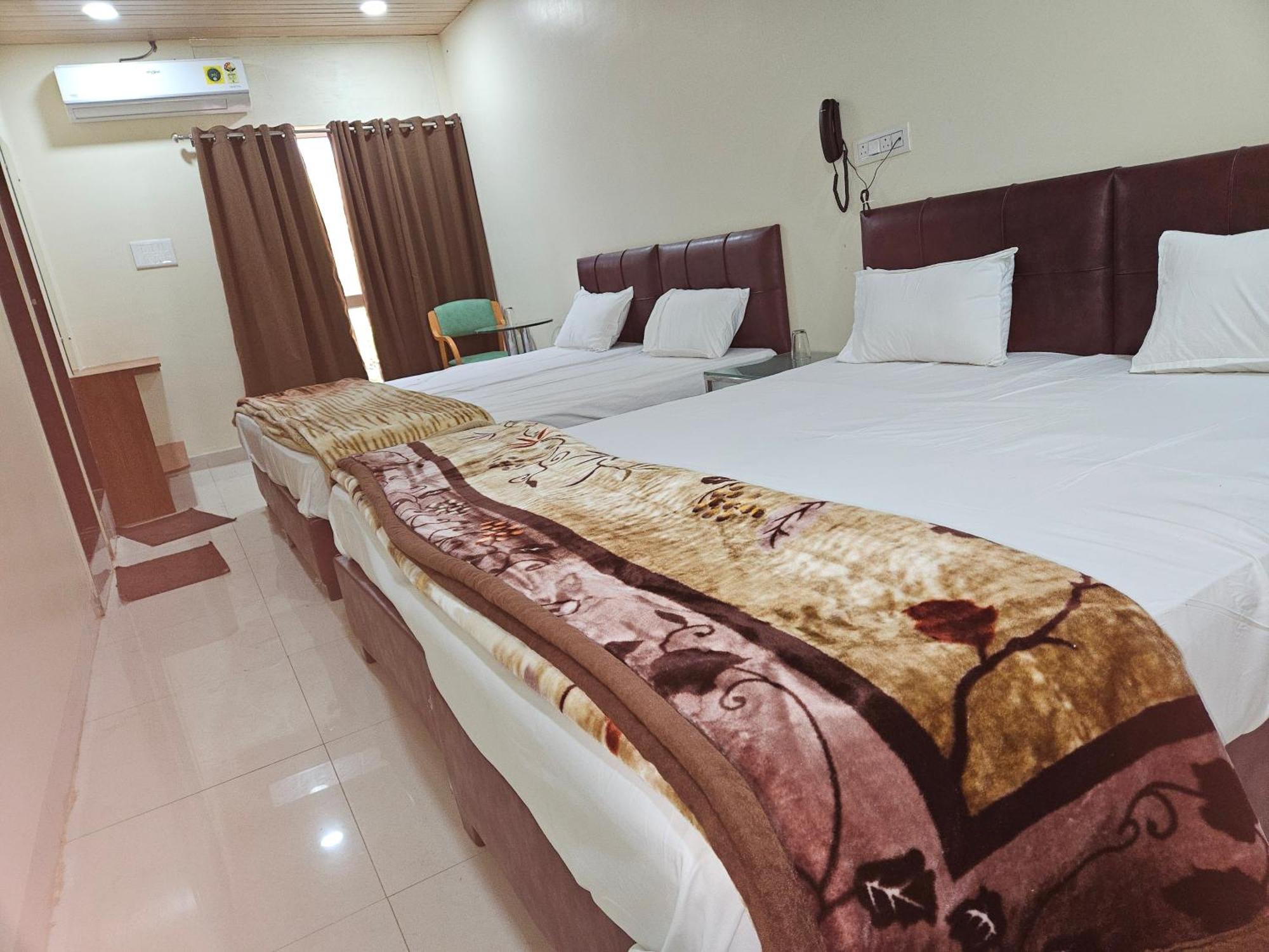 Shri Shiv Ganga Bhakt Niwas Hotell Ujjain Exteriör bild