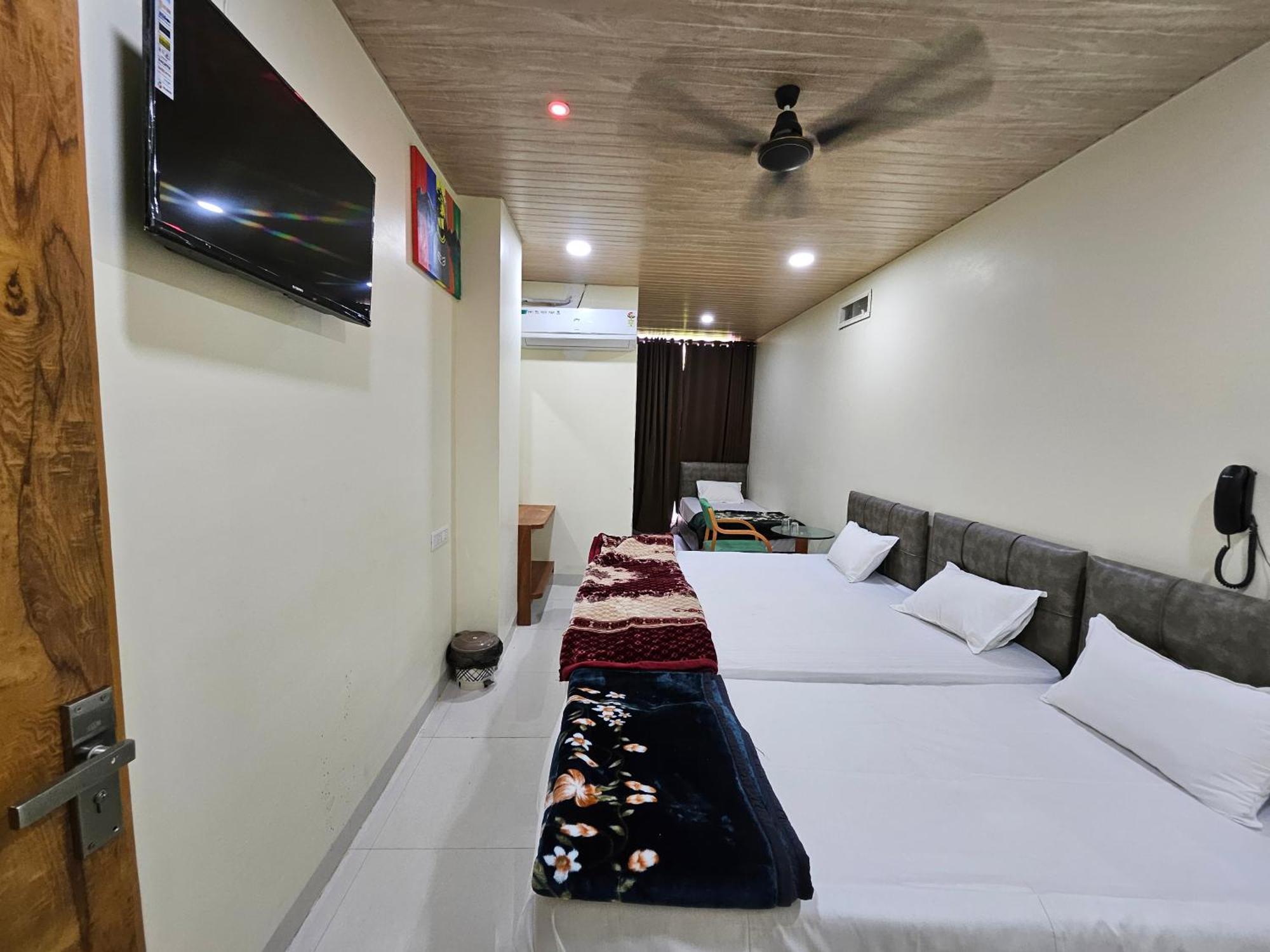 Shri Shiv Ganga Bhakt Niwas Hotell Ujjain Exteriör bild