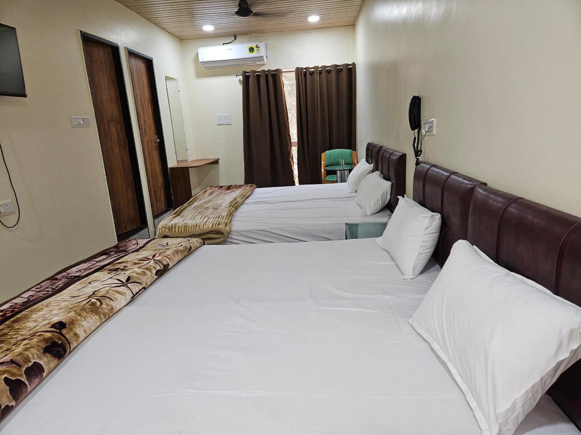 Shri Shiv Ganga Bhakt Niwas Hotell Ujjain Exteriör bild