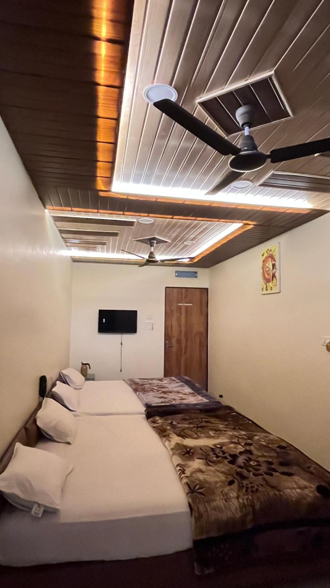 Shri Shiv Ganga Bhakt Niwas Hotell Ujjain Exteriör bild