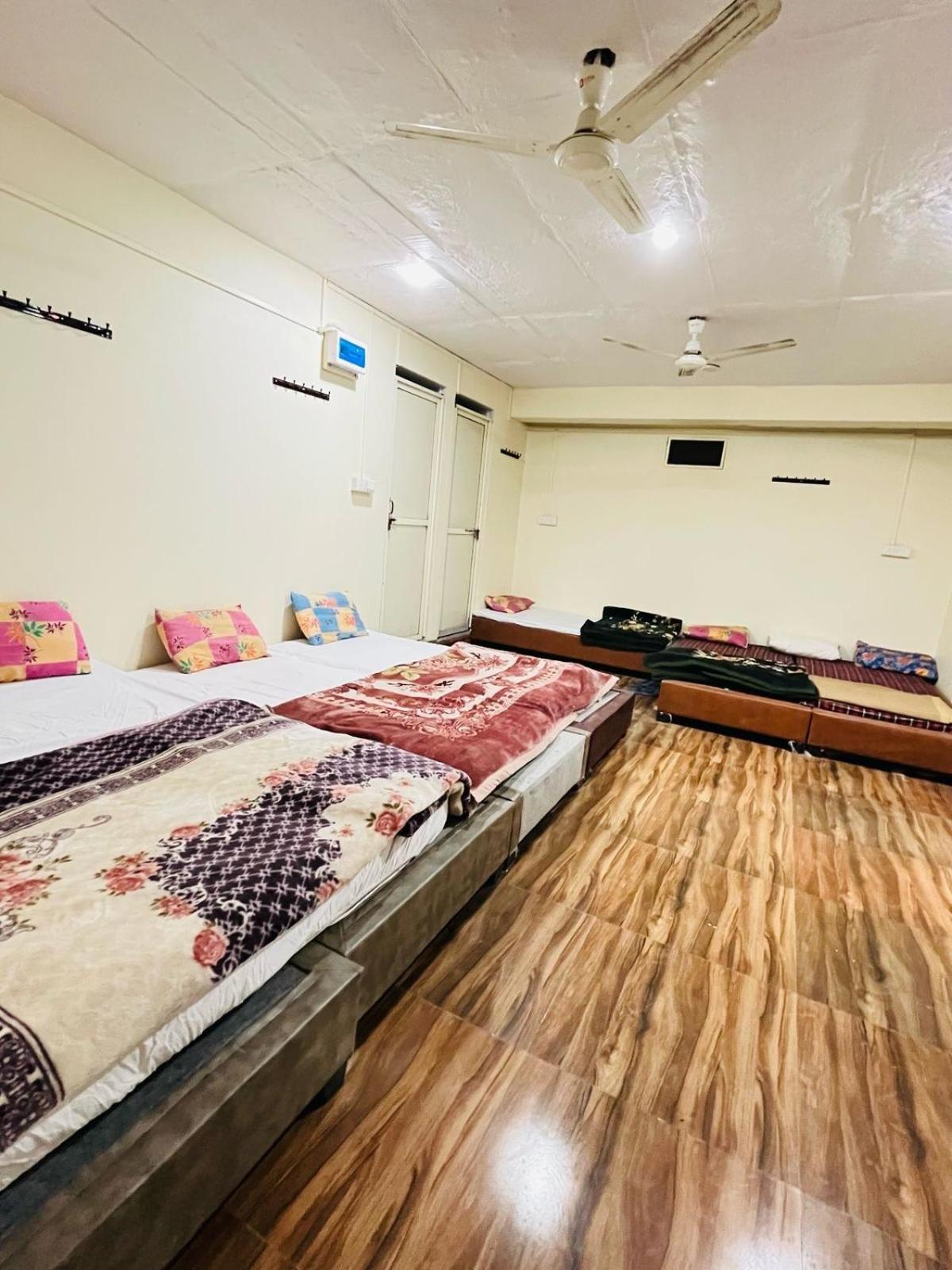 Shri Shiv Ganga Bhakt Niwas Hotell Ujjain Exteriör bild