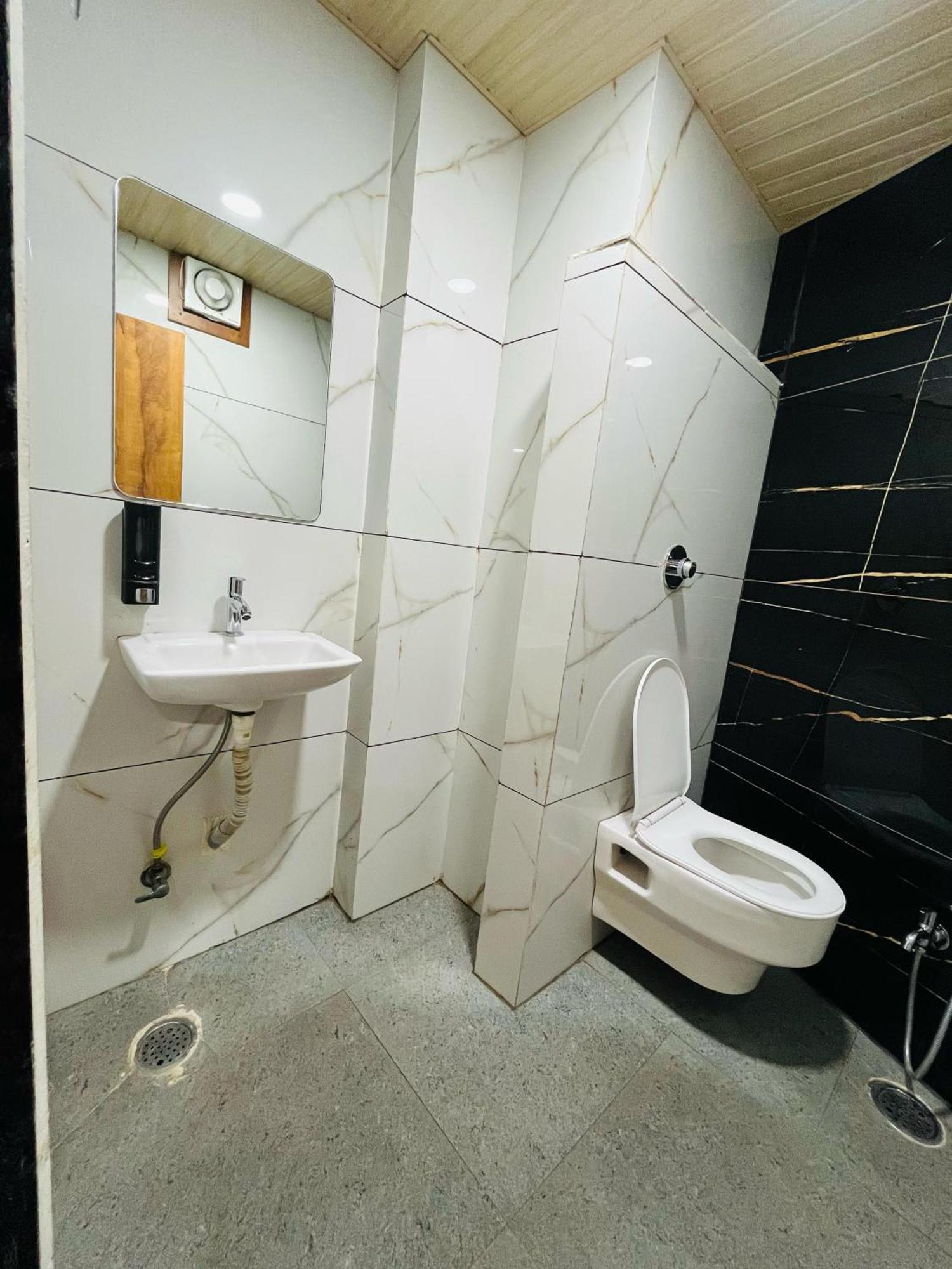 Shri Shiv Ganga Bhakt Niwas Hotell Ujjain Exteriör bild