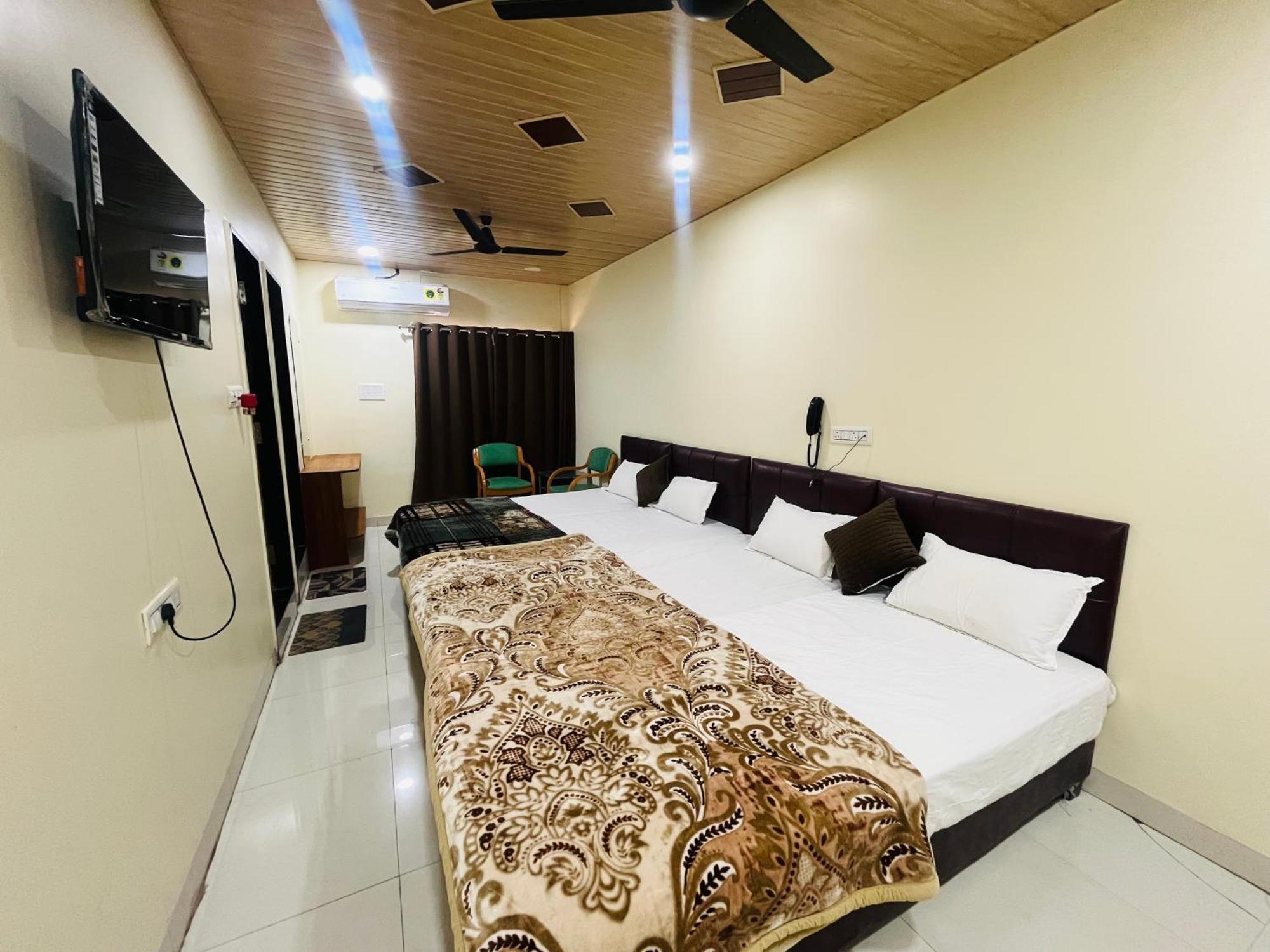 Shri Shiv Ganga Bhakt Niwas Hotell Ujjain Exteriör bild