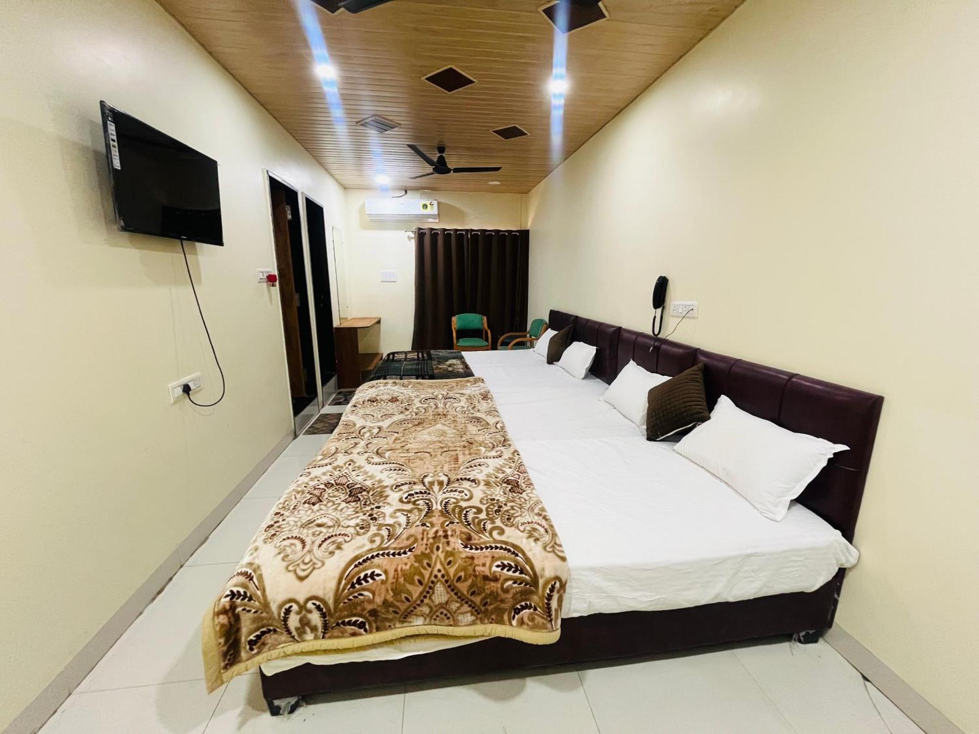 Shri Shiv Ganga Bhakt Niwas Hotell Ujjain Exteriör bild