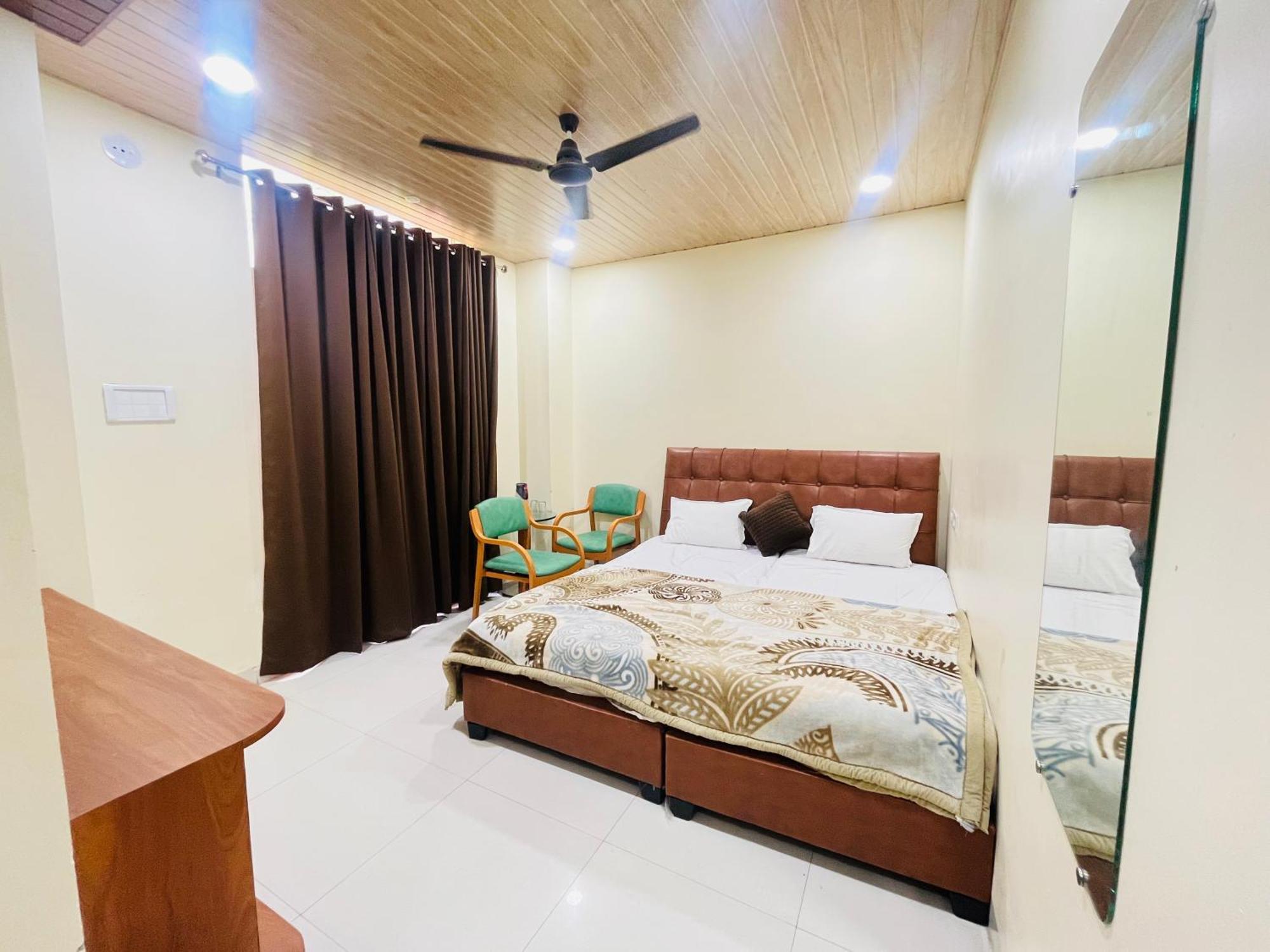Shri Shiv Ganga Bhakt Niwas Hotell Ujjain Exteriör bild