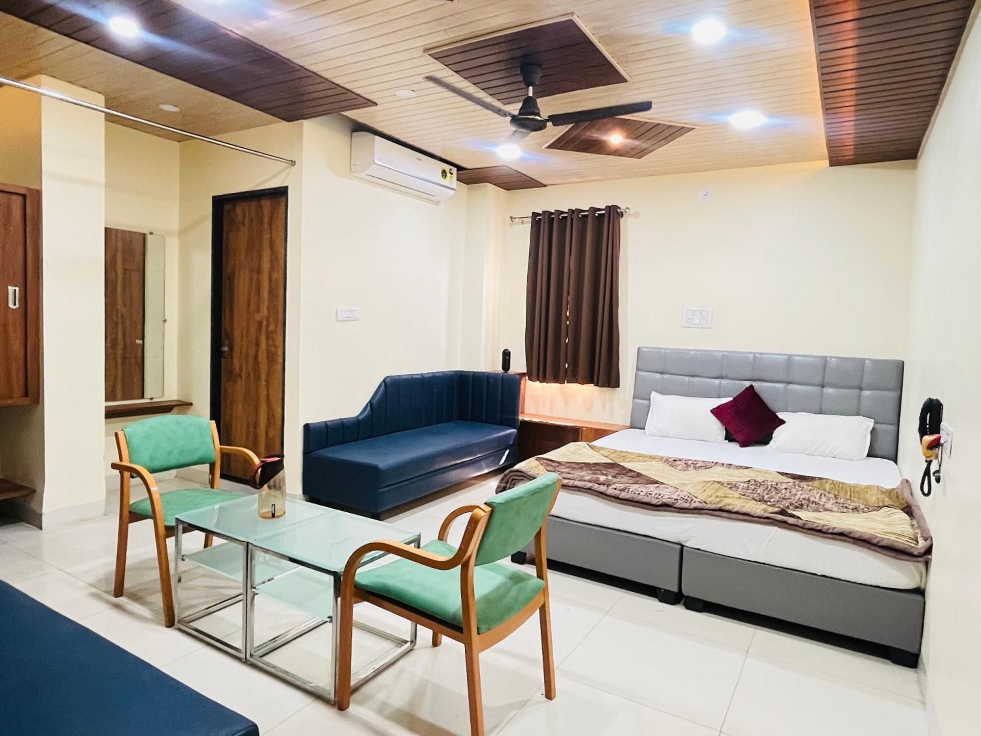 Shri Shiv Ganga Bhakt Niwas Hotell Ujjain Exteriör bild