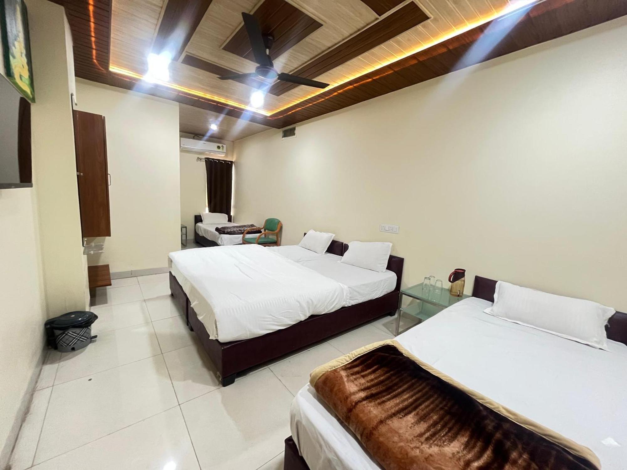 Shri Shiv Ganga Bhakt Niwas Hotell Ujjain Exteriör bild