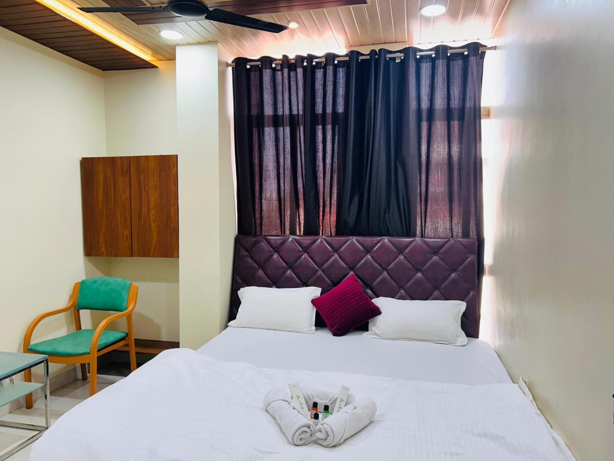 Shri Shiv Ganga Bhakt Niwas Hotell Ujjain Exteriör bild