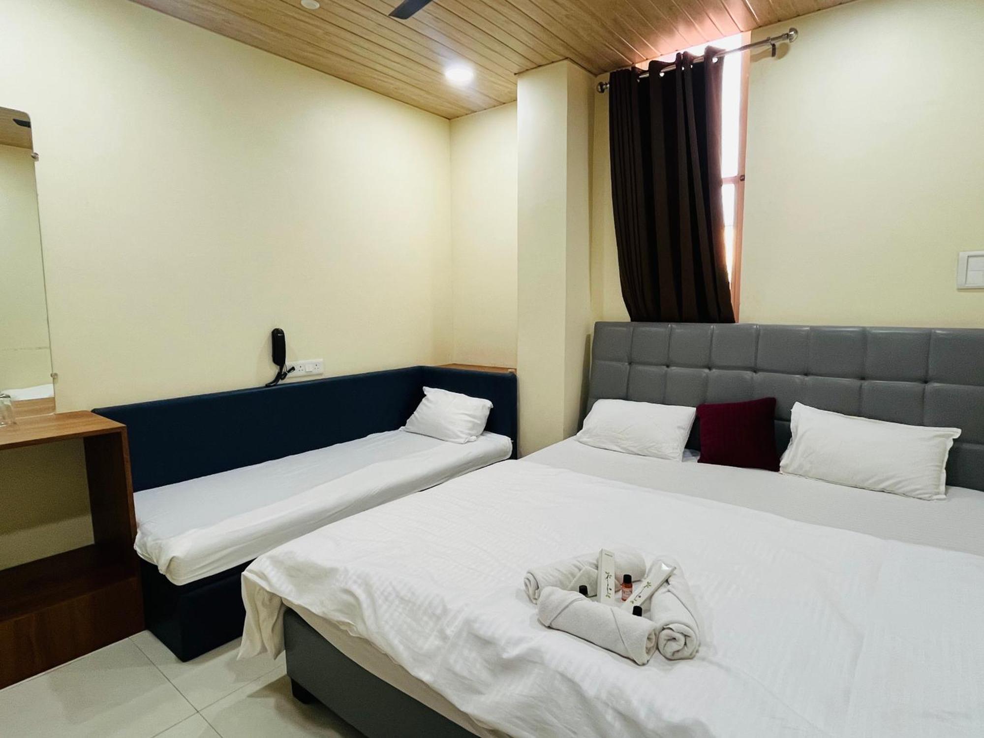 Shri Shiv Ganga Bhakt Niwas Hotell Ujjain Exteriör bild