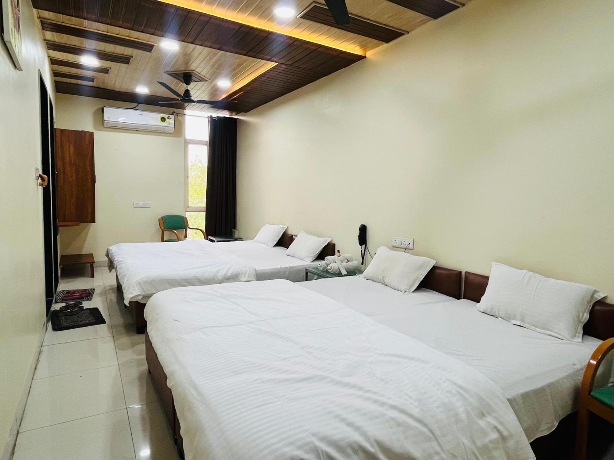 Shri Shiv Ganga Bhakt Niwas Hotell Ujjain Exteriör bild